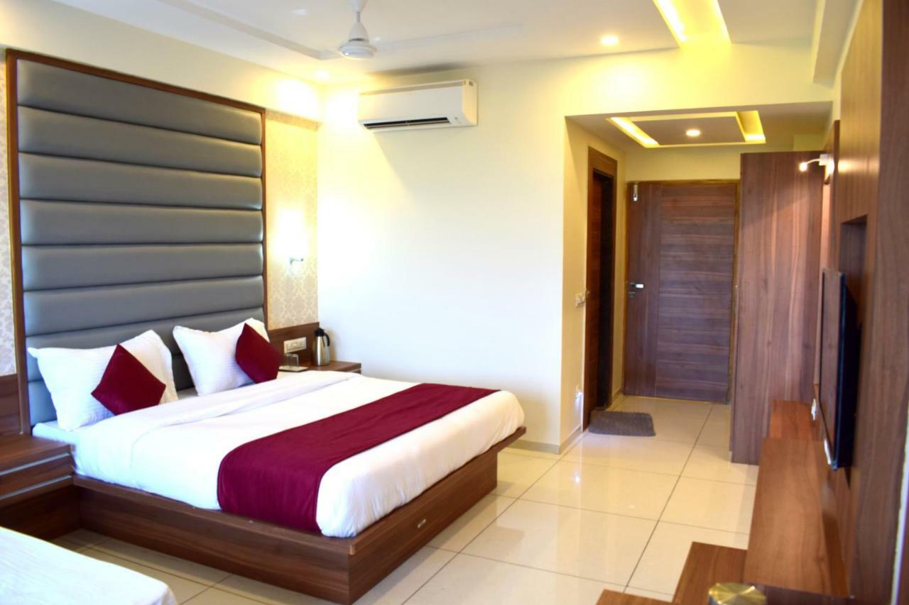 Hotel Royal Square By Sky Stays Ahmedabad Extérieur photo