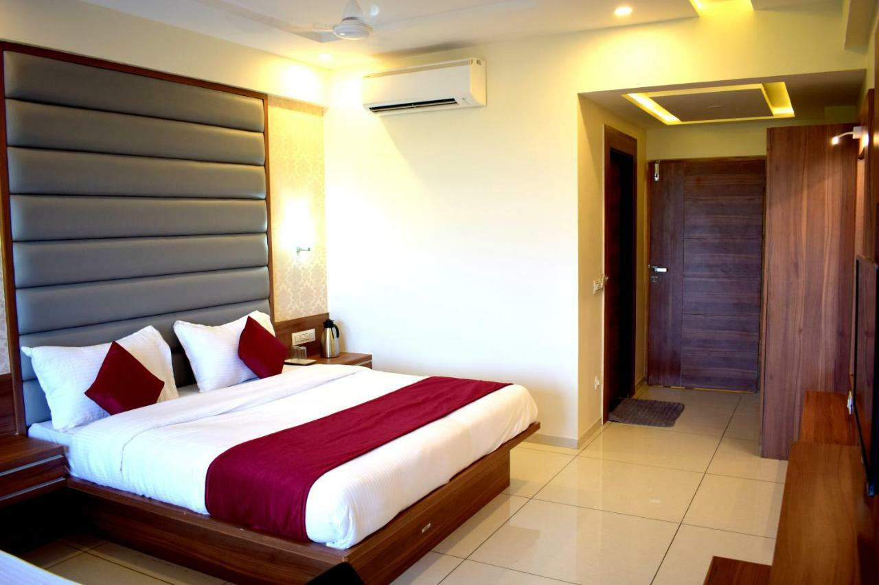 Hotel Royal Square By Sky Stays Ahmedabad Extérieur photo