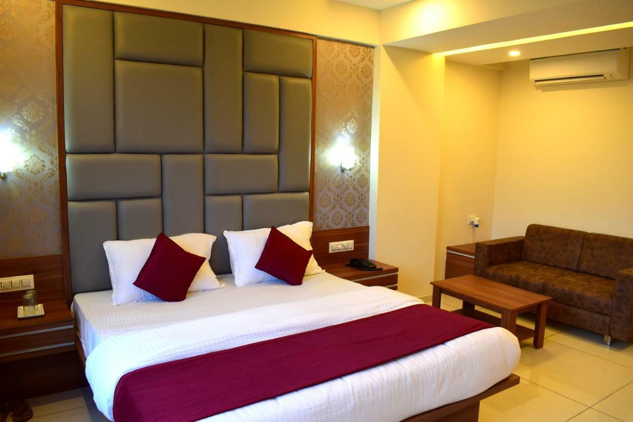 Hotel Royal Square By Sky Stays Ahmedabad Extérieur photo