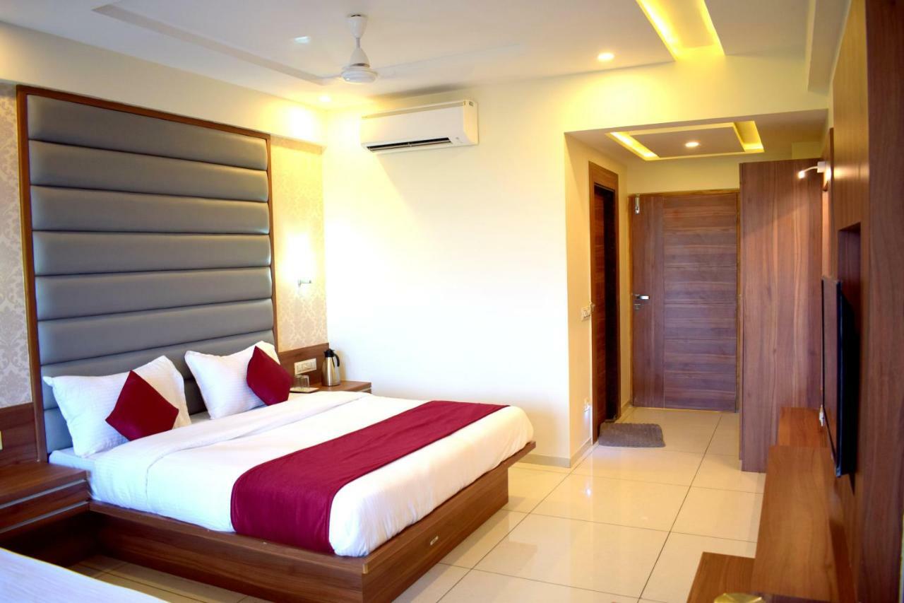 Hotel Royal Square By Sky Stays Ahmedabad Extérieur photo