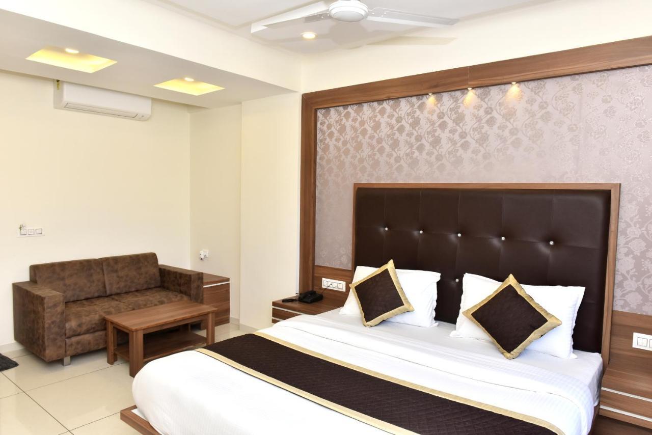 Hotel Royal Square By Sky Stays Ahmedabad Extérieur photo